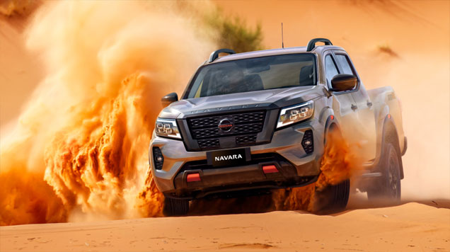 Promosi Nissan Navara di Selangor - Gambar ini mempamerkan prestasi luar jalan Nissan Navara, menunjukkan imej kereta sedang memandu di kawasan berlumpur atau kasar.