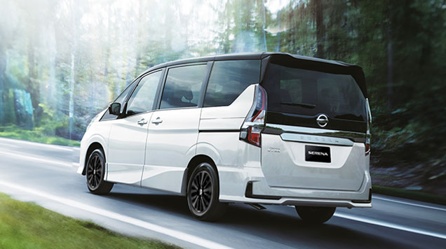 Harga Nissan Serena di Selangor - Imej Nissan Serena sedang dipandu di jalan raya, menonjolkan kecekapan bahan bakar dan prestasi responsifnya.